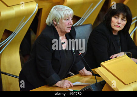 Edimburgo, Scozia, Regno Unito, 17 Novembre, 2016. Glasgow MSP Sandra White parlando al Primo Ministro di domande al parlamento scozzese, dove lei ha sollevato il problema delle perdite di posti di lavoro nella sua circoscrizione elettorale ha annunciato da Shell UK Credit: Ken Jack / Alamy Live News Foto Stock