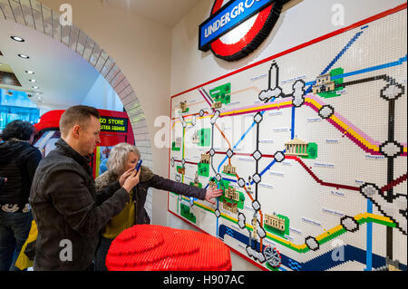 Londra, UK 17 Novembre 2016. Il più grande del mondo di LEGO store è aperto da Sadiq Khan, sindaco di Londra in Leicester Square. Grandi folle si radunarono per l'apertura e molti Lego fan sono stati in grado di acquistare pezzi esclusivi. Credito: Stephen Chung / Alamy Live News Foto Stock