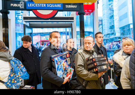 Londra, UK 17 Novembre 2016. Il più grande del mondo di LEGO store è aperto da Sadiq Khan, sindaco di Londra in Leicester Square. Grandi folle si radunarono per l'apertura e molti Lego fan sono stati in grado di acquistare pezzi esclusivi. Credito: Stephen Chung / Alamy Live News Foto Stock