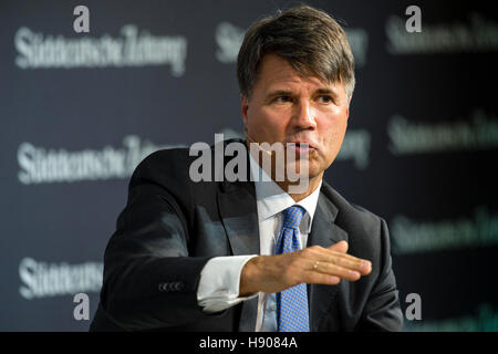 Berlino, Germania. 17 Nov, 2016. Presidente del Consiglio di Amministrazione di BMW AG, Harald Krueger, parla al SUEDDEUTSCHE ZEITUNG vertice economico a Berlino, Germania, 17 novembre 2016. Foto: GREGOR FISCHER/dpa/Alamy Live News Foto Stock