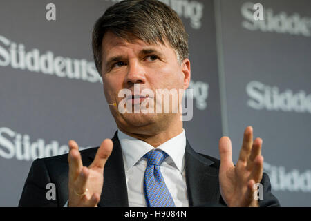 Berlino, Germania. 17 Nov, 2016. Presidente del Consiglio di Amministrazione di BMW AG, Harald Krueger, parla al SUEDDEUTSCHE ZEITUNG vertice economico a Berlino, Germania, 17 novembre 2016. Foto: GREGOR FISCHER/dpa/Alamy Live News Foto Stock