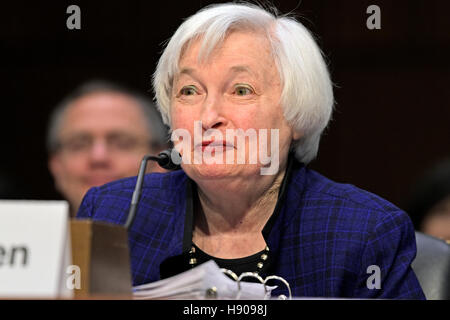 Washington DC, Stati Uniti d'America. 17 Nov, 2016. Janet L. Yellen, sedia, il Consiglio dei governatori della Federal Reserve System testimonia davanti al Congresso degli Stati Uniti comitato economico misto su "Le prospettive economiche' in Washington, DC il giovedì, 17 novembre 2016. Ho Foto Stock