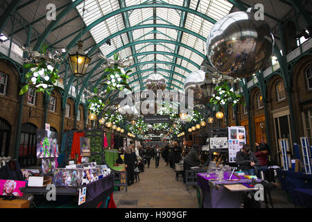 Mercato di Covent Garden. Londra REGNO UNITO 17 Nov 2016 - Le decorazioni di Natale e le luci a Covent Garden. Quest anno il tema di vischio è stato aggiunto a con argento Xmas baubles glitter e sfere. Credito: Dinendra Haria/Alamy Live News Foto Stock