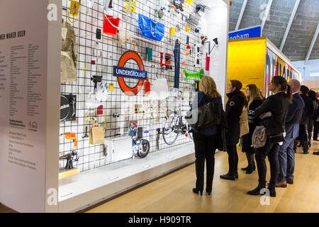 Kensington, Londra, Regno Unito, 17 Nov 2016. I visitatori si affollano attorno a mostre di design sulla stampa il giorno. Il Design Museum apre la sua nuova casa su Kensington High Street al pubblico il 24 novembre, 2016 con spazi della galleria, una collezione permanente, ristorante e spazi per eventi Credito: Imageplotter News e sport/Alamy Live News Foto Stock