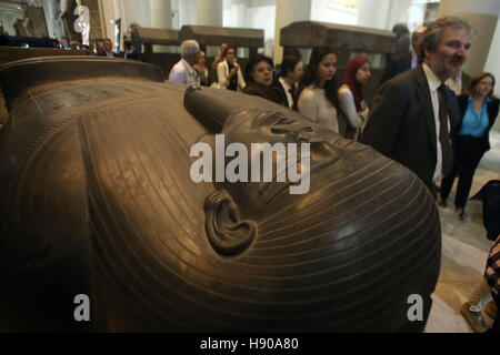 Il Cairo, Egitto. 17 Nov, 2016. La gente visita il Museo Egizio del Cairo, capitale dell Egitto, nov. 17, 2016. Il Museo Egizio di giovedì ha celebrato il 114º anniversario della sua apertura dell'attuale edificio a Piazza Tahrir. Nel 1902, le collezioni del museo sono stati trasferiti all'attuale edificio a Piazza Tahrir. © Ahmed Gomaa/Xinhua/Alamy Live News Foto Stock