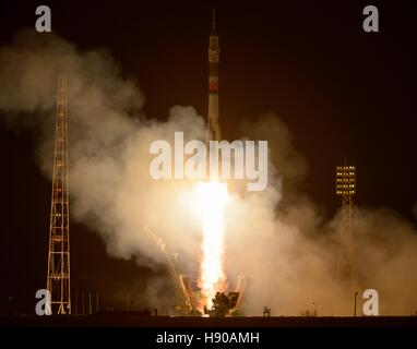 Baikonur in Kazakhstan. Xviii Nov, 2016. Il Soyuz MS-03 lanci spaziali che trasportano la Stazione Spaziale Internazionale Expedition 50 Soyuz MS-03 primo equipaggio l'astronauta dell'ESA Thomas Pesquet, astronauta della NASA Peggy Whitson e il cosmonauta russo Oleg Novitskiy Novembre 18, 2016 di Baikonur in Kazakhstan. Il trio si spendono circa sei mesi sul complesso orbitale. Credito: Planetpix/Alamy Live News Foto Stock