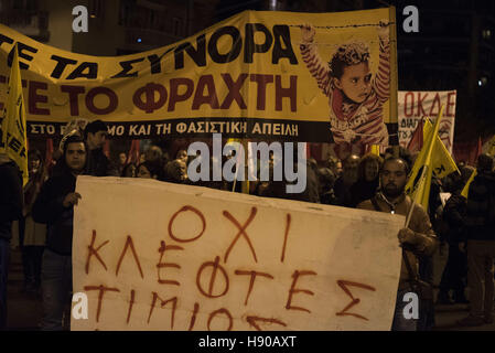 Atene, Grecia. 17 Nov, 2016. Leftists marzo gridando slogan contro la repressione dello stato e commemorare il 1973 il Politecnico di Atene insurrezione. Più di 30.000 persone sono scese nelle strade che segna il 43° anniversario del Politecnico di Atene sollevazione contro i colonnelli' giunta militare che durò dal 1967 al 1974. Credito: Nikolas Georgiou/ZUMA filo/Alamy Live News Foto Stock