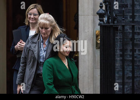 Londra, Regno Unito. Il 10 gennaio, 2017. Priti Patel MP, Segretario di Stato per lo Sviluppo Internazionale e ambra Rudd MP, Segretario di Stato per il Dipartimento Home, lasciare 10 Downing Street a seguito di una riunione del gabinetto. Credito: Mark Kerrison/Alamy Live News Foto Stock