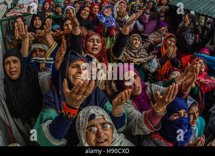 Srinagar, Jammu e Kashmir in India. Il 10 gennaio 2017. Kashmir devoti musulmani pregano come essi guardano verso un chierico (non visibile nell'immagine) visualizzando la sacra reliquia si ritiene essere di Sufi Saint al di fuori del Dastgeer Sahib santuario in occasione dell annuale di Urs(nascita anniversario) del XI secolo predicatore Sufi Sheikh Abdul Qadir Jeelani on gennaio 10, 2017 a Srinagar, la capitale estiva della controllata indiana Kashmir India. Migliaia di Sufi del Kashmir musulmani riuniti il Martedì presso il santuario di Jeelani, noto anche come Shah-e-Baghdad (Re di Bagdad), il santuario è chiamato Dastegeer Sahib dopo il Foto Stock