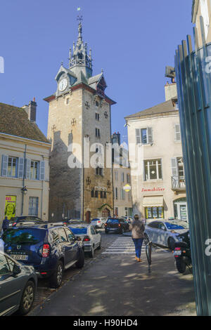 BEAUNE, Francia - 15 ottobre 2016: Street scene con vecchi edifici, la gente del posto e i turisti, in Beaune, Borgogna, Francia Foto Stock