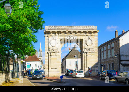 BEAUNE, Francia - 15 ottobre 2016: Scena del San Nicolas gate, con la gente del posto e i turisti, in Beaune, Borgogna, Francia Foto Stock
