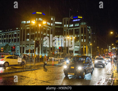 Lothian Road in il quartiere finanziario di Edimburgo su un umido di notte durante le ore di punta. Foto Stock