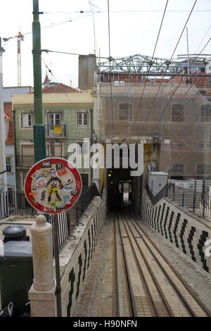 La ripida e caratteristica via ferrata della città. Lisbona, Portogallo Foto Stock