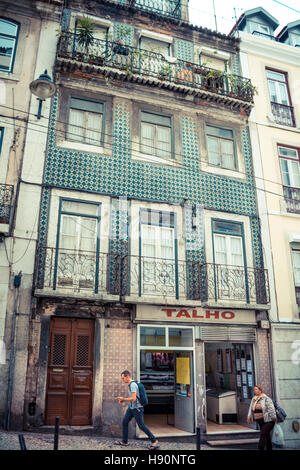 Belle e caratteristiche facciate con azulejos. Lisbona, Portogallo Foto Stock