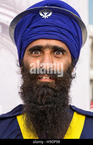 La religione sikh guardia al tempio d'oro complesso nella città Sikh di Amritsar Punjab, India settentrionale Foto Stock