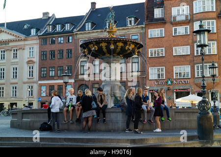 La Caritas di Fontana, chiamato anche Caritas ben, Gammeltorv, Copenhagen, Danimarca Foto Stock