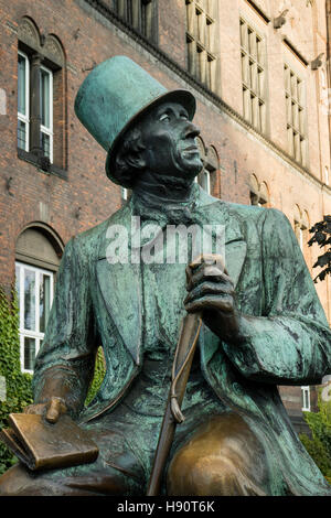 Statua di bronzo di Hans Christian Andersen vicino a Copenhagen DANIMARCA Foto Stock