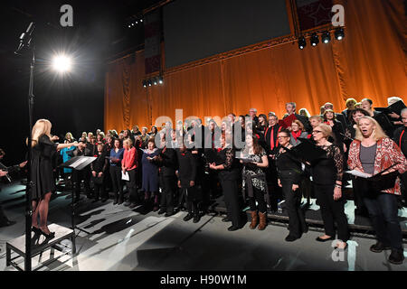 Il Rolling Stones" conduttore e direttore musicale Suzi Digby è a capo di un gruppo di politici e membri della Royal Opera House Thurrock Comunità Chorus per registrare un singolo di beneficenza per la Jo Cox Foundation presso il centro di backstage in Hereford, Essex, il singolo, che sarà rilasciato il prossimo anno, per segnare il lancio del Jo Cox Foundation - una carità la raccolta di fondi per cause vicine alla fine Batley e Spen MP. Foto Stock