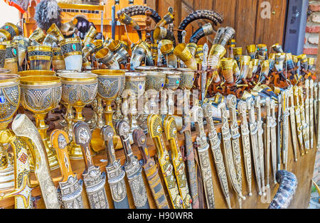 Il souvenir pugnali caucasici, decorate con schemi tradizionali sono i beni diffusi nei mercati turistici, Mtskheta, Georgia. Foto Stock