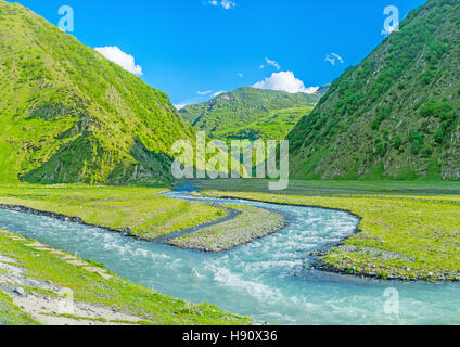 La confluenza di Jutistskali Snostskali e fiumi in Sno valley, Kazbegi, Georgia. Foto Stock