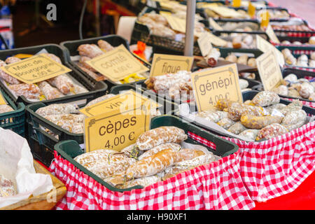 Salsicce in vendita in un mercato francese di Digione, Borgogna, Francia. I testi sono tipi generici (ingredienti come la fig, formaggio, vino e altre bevande alcoliche, e re Foto Stock