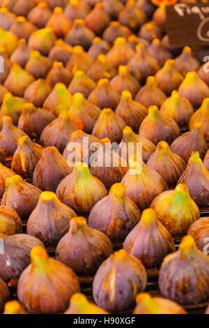 Le figure in vendita in un mercato francese di Digione, Borgogna, Francia Foto Stock