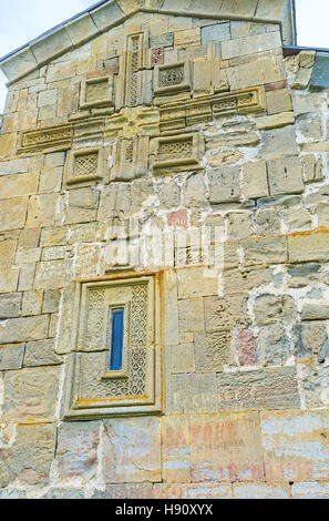 La croce scolpita sulla parete di Tsminda Sameba (Santa trinità) Chiesa decorata con raffinati motivi geometrici, Gergeti, Georgia. Foto Stock