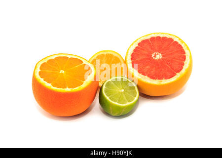 Tagliare gli agrumi, arancia, pompelmo rosa, limone e calce isolati su sfondo bianco Foto Stock