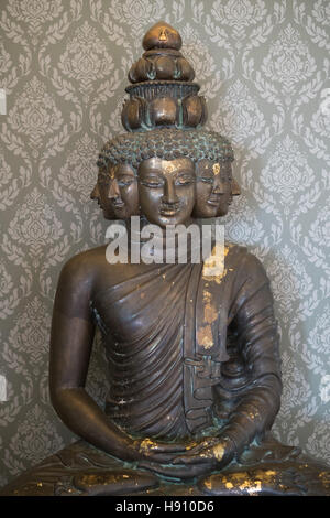 Statua dorata di Buddha con molte facce. Golden Mount Temple, Bangkok, Thailandia Foto Stock