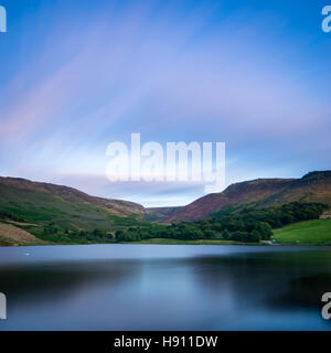 Serbatoio dovestone tramonto paesaggio saddleworth lunga esposizione riflessioni acqua nuvole del cielo Foto Stock