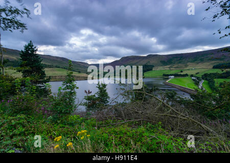 Serbatoio dovestone tramonto paesaggio saddleworth lunga esposizione riflessioni acqua nuvole del cielo Foto Stock