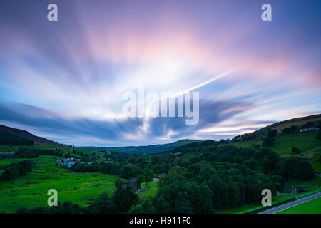 Serbatoio dovestone tramonto paesaggio saddleworth lunga esposizione riflessioni acqua nuvole del cielo Foto Stock