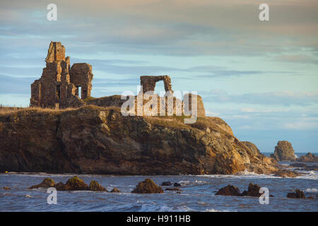 Newark Castle lungo la Fife sentiero costiero, Scozia. Foto Stock