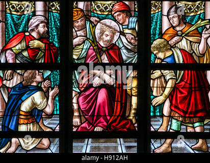 Vetrata raffigurante la tortura di Gesù il Venerdì Santo nella Chiesa di Alsemberg, Belgio. Foto Stock