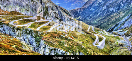 Strada a serpentina per il San Gottardo nelle Alpi Svizzere Foto Stock