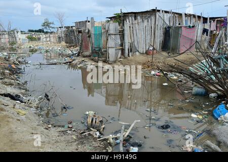 Case nelle mangrovie in PUERTO PIZARRO - Ministero della Tumbes - PERÙ Foto Stock