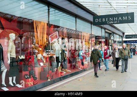 Debenhams; Le vetrine di Natale a Southport, Merseyside, Regno Unito Foto Stock