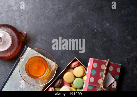 Tazza da caffè, teiera e amaretti confezione regalo sul tavolo di pietra. Vista da sopra con lo spazio di copia Foto Stock