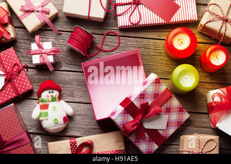 Regalo di natale caselle e candele sul tavolo di legno. Vista dall'alto. Confezione regalo Foto Stock
