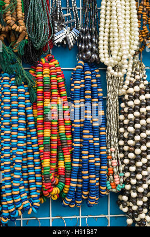 Collane di perle visualizzati al di fuori di un negozio nel souk, Essaouira, Marocco Foto Stock