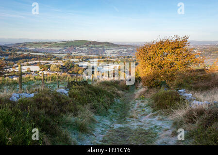 Autunno mattina sulla collina sopra il villaggio di Charlesworth vicino a Glossop, Derbyshire, in Inghilterra. Foto Stock