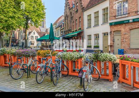 Con rack biciclette nella città vecchia Bruges Belgio Foto Stock