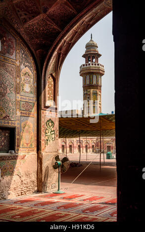 Il Wazir Khan moschea è un'era Mughal moschea nella città di Lahore, capitale della provincia pakistana del Punjab. Foto Stock
