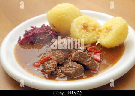 Gulasch con gnocchi di patate e cavolo rosso Foto Stock