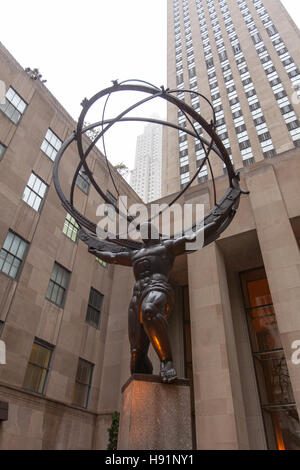 Il Rockefeller Center Statua di Atlas, Fifth Avenue, Manhattan, New York City, Stati Uniti d'America. Foto Stock