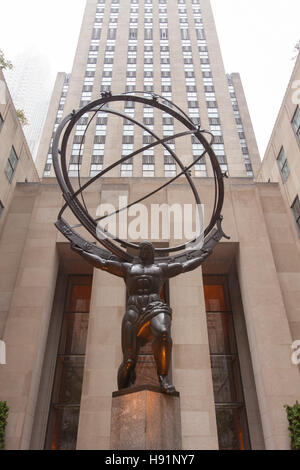 Il Rockefeller Center Statua di Atlas, Fifth Avenue, Manhattan, New York City, Stati Uniti d'America. Foto Stock