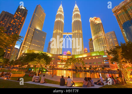 Vista notturna di Petronas Twin Towers di Kuala Lumpur in Malesia Foto Stock