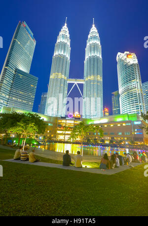 Vista notturna di Petronas Twin Towers di Kuala Lumpur in Malesia Foto Stock