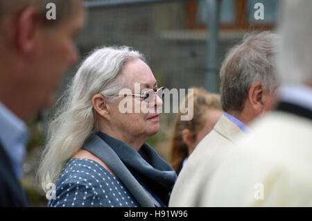 Gillian Clarke, poeta nazionale del Galles, che frequentano lo scoprimento di una lapide sulla ex casa del poeta Alun Lewis in Aberdare Foto Stock