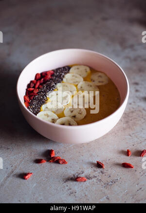 Ciotola frullato con banana, chia semi e bacche di goji Foto Stock